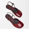 Bailarinas con correa al tobillo en suave piel de cordero charolada. Rojo oscuro Bailarinas con correa al tobillo en suave piel de cordero charolada. Rojo oscuro