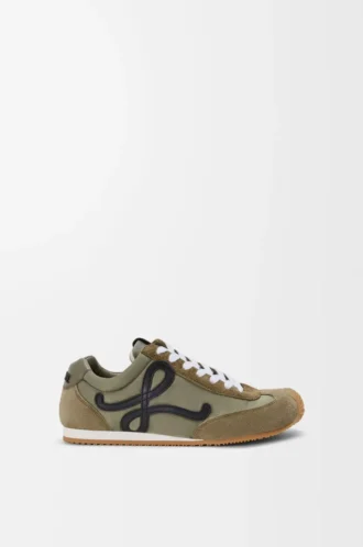 Ballet Runner 2.0 en nylon y piel de becerro. Color caqui claro/negro/blanco.