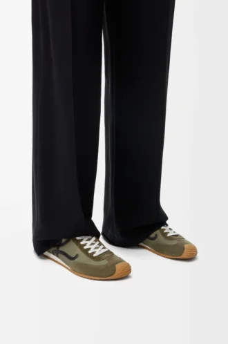 Ballet Runner 2.0 en nylon y piel de becerro. Color caqui claro/negro/blanco.