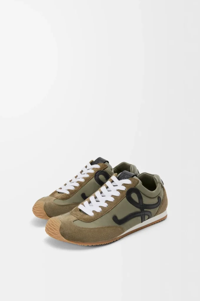 Ballet Runner 2.0 en nylon y piel de becerro. Color caqui claro/negro/blanco.