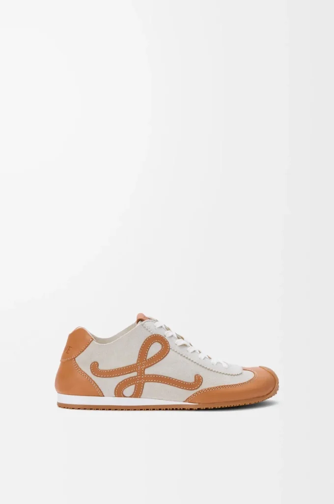 Ballet Runner 2.0 sin forro en piel de ciervo y piel de becerro curtida vegetalmente. Blanco suave/Marrón claro