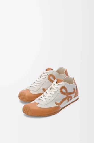 Ballet Runner 2.0 sin forro en piel de ciervo y piel de becerro curtida vegetalmente. Blanco suave/Marrón claro
