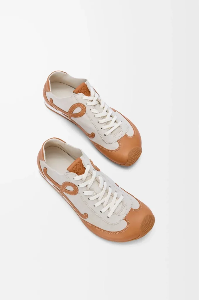 Ballet Runner 2.0 sin forro en piel de ciervo y piel de becerro curtida vegetalmente. Blanco suave/Marrón claro