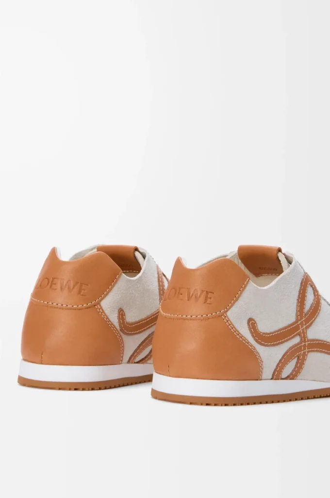 Ballet Runner 2.0 sin forro en piel de ciervo y piel de becerro curtida vegetalmente. Blanco suave/Marrón claro