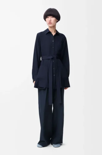 Blusa con cinturón de seda azul marino