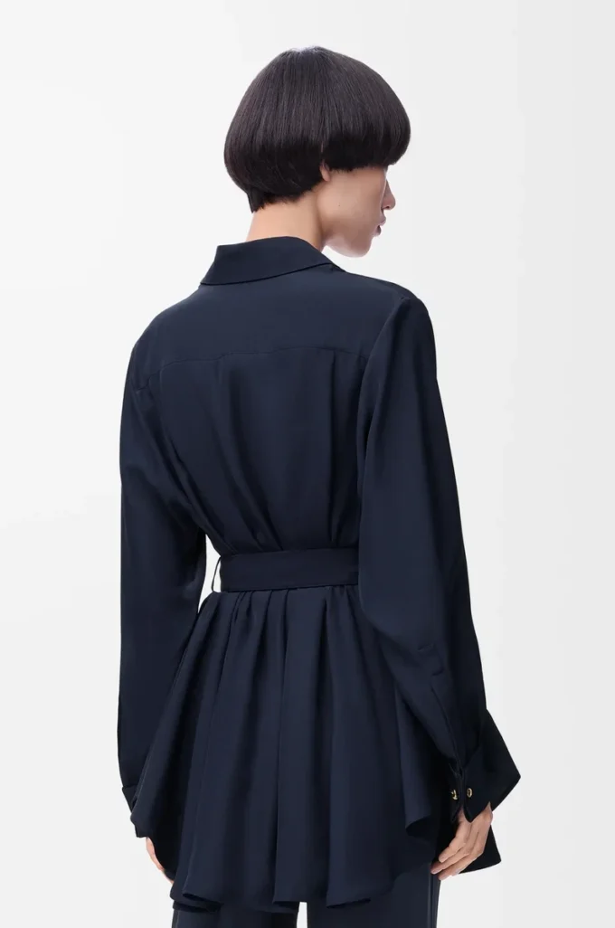 Blusa con cinturón de seda azul marino Blusa con cinturón de seda azul marino