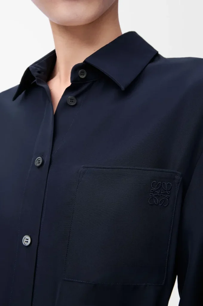Blusa con cinturón de seda azul marino Blusa con cinturón de seda azul marino