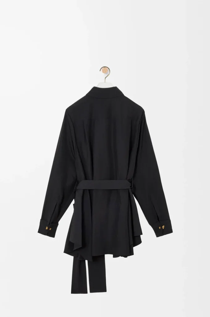 Blusa con cinturón de seda negra Blusa con cinturón de seda negra