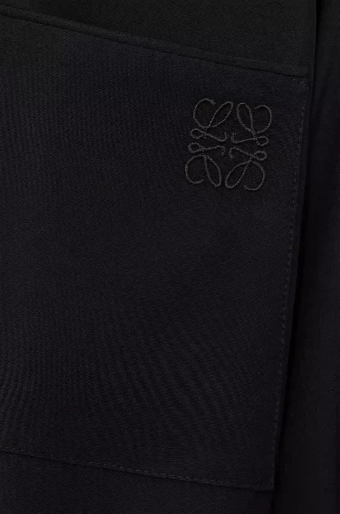 Blusa con cinturón de seda negra Blusa con cinturón de seda negra
