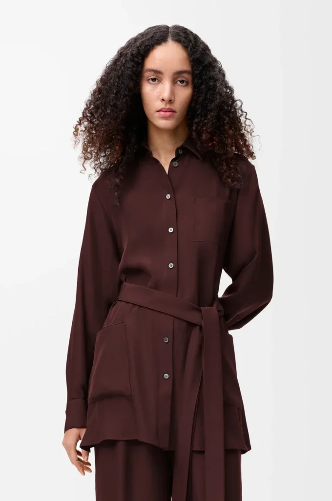 Blusa con cinturón en seda burdeos Blusa con cinturón en seda burdeos