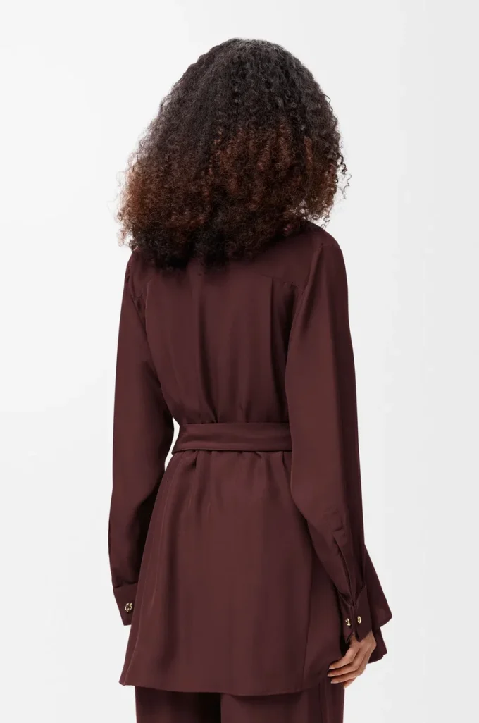 Blusa con cinturón en seda burdeos Blusa con cinturón en seda burdeos
