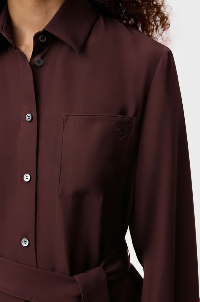 Blusa con cinturón en seda burdeos Blusa con cinturón en seda burdeos