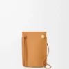 Bolsa Pebble Dice en piel de becerro clásica color Warm Desert Bolsa Pebble Dice en piel de becerro clásica color Warm Desert