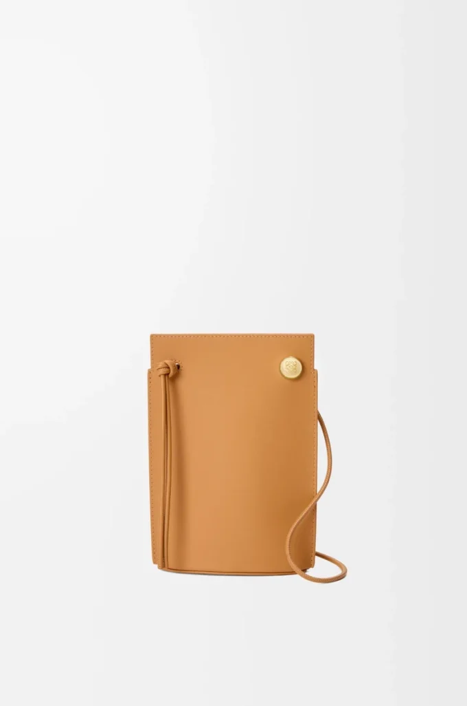 Bolsa Pebble Dice en piel de becerro clásica color Warm Desert Bolsa Pebble Dice en piel de becerro clásica color Warm Desert