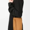 Bolsa Pebble Dice en piel de becerro clásica color Warm Desert Bolsa Pebble Dice en piel de becerro clásica color Warm Desert