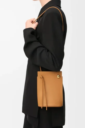 Bolsa Pebble Dice en piel de becerro clásica color Warm Desert