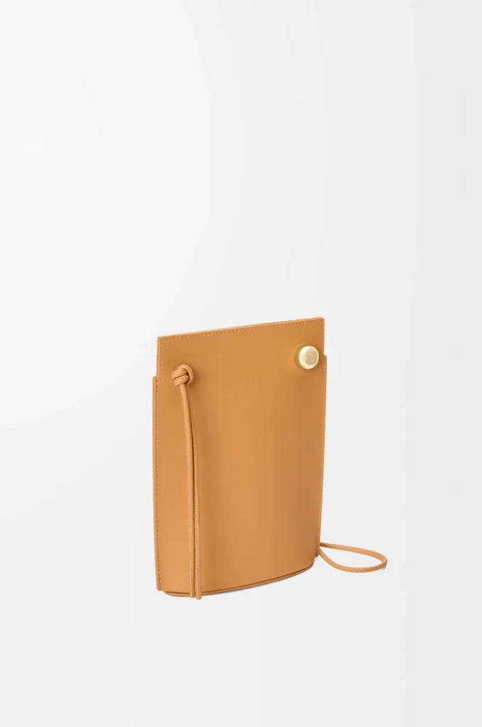 Bolsa Pebble Dice en piel de becerro clásica color Warm Desert Bolsa Pebble Dice en piel de becerro clásica color Warm Desert