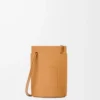 Bolsa Pebble Dice en piel de becerro clásica color Warm Desert Bolsa Pebble Dice en piel de becerro clásica color Warm Desert