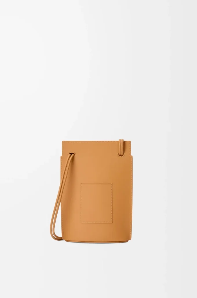 Bolsa Pebble Dice en piel de becerro clásica color Warm Desert Bolsa Pebble Dice en piel de becerro clásica color Warm Desert