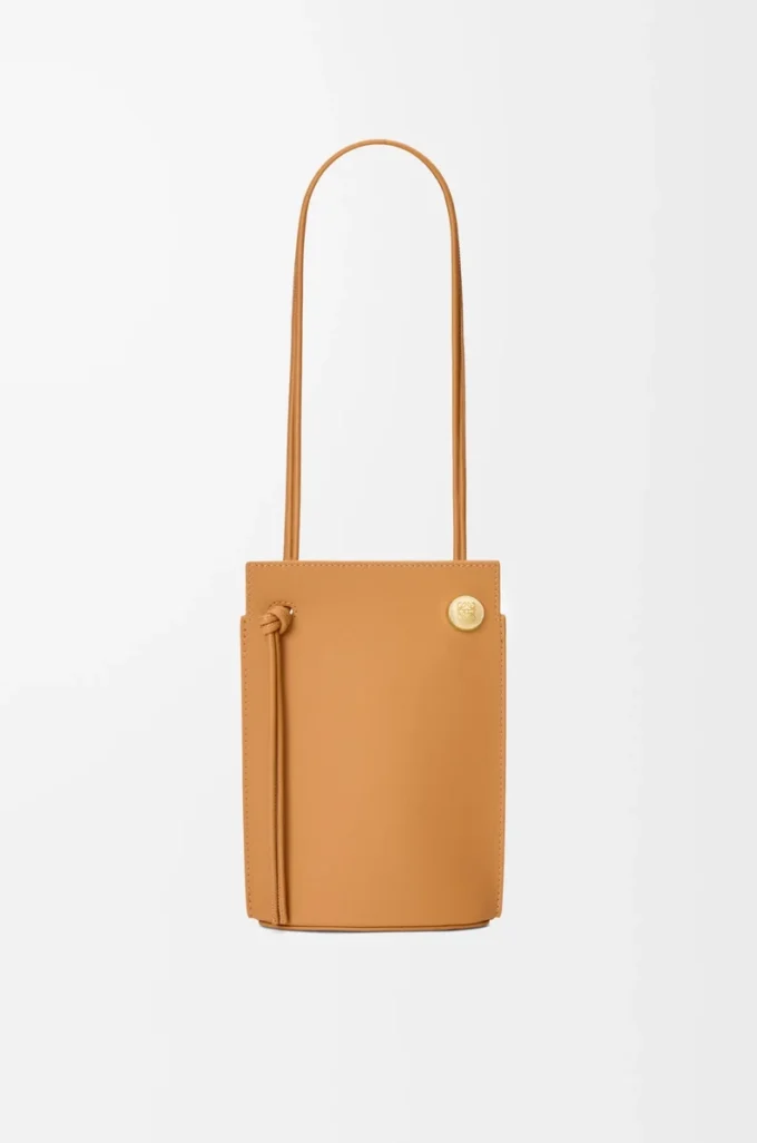 Bolsa Pebble Dice en piel de becerro clásica color Warm Desert Bolsa Pebble Dice en piel de becerro clásica color Warm Desert