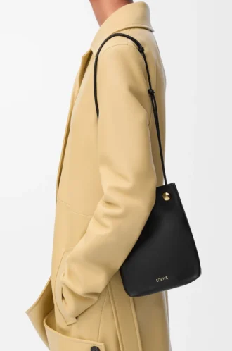 Bolsa Pebble en piel de becerro lisa color negro