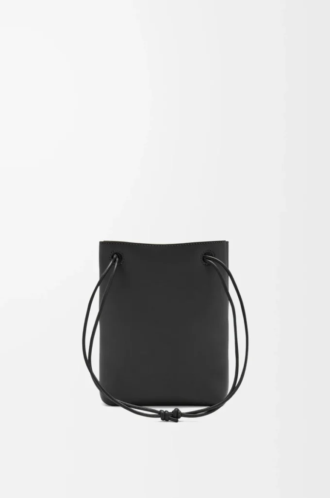 Bolsa Pebble en piel de becerro lisa color negro Bolsa Pebble en piel de becerro lisa color negro