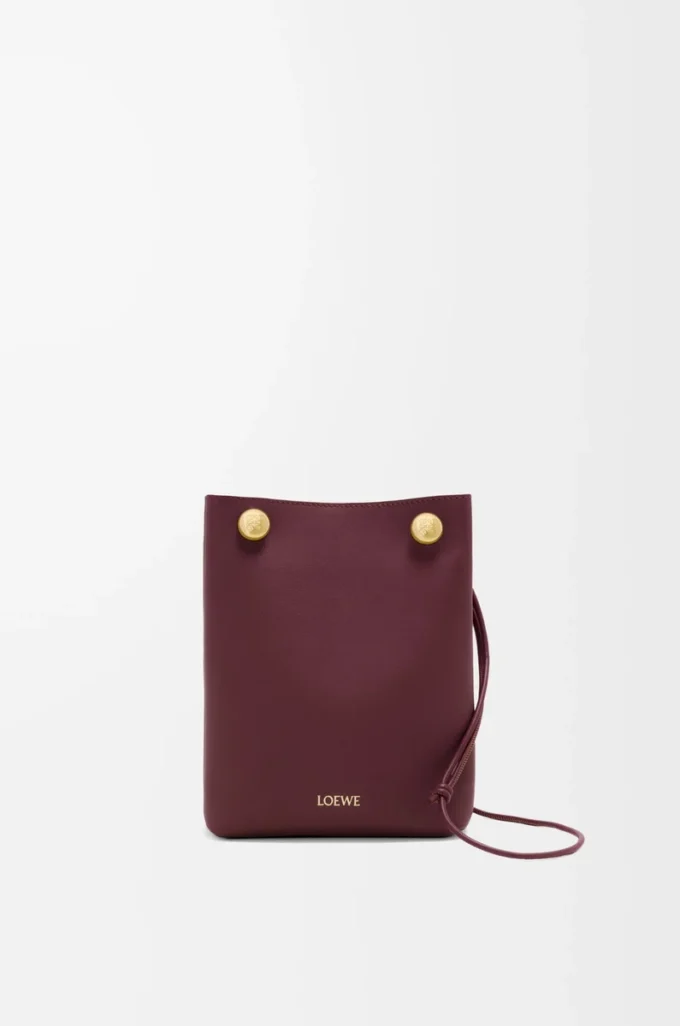 Bolsa Pebble en piel de becerro lisa Dark Burgundy Bolsa Pebble en piel de becerro lisa Dark Burgundy