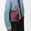 Bolsa Pebble en piel de becerro lisa Dark Burgundy Bolsa Pebble en piel de becerro lisa Dark Burgundy