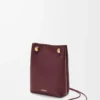 Bolsa Pebble en piel de becerro lisa Dark Burgundy Bolsa Pebble en piel de becerro lisa Dark Burgundy