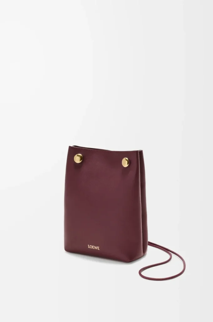 Bolsa Pebble en piel de becerro lisa Dark Burgundy Bolsa Pebble en piel de becerro lisa Dark Burgundy