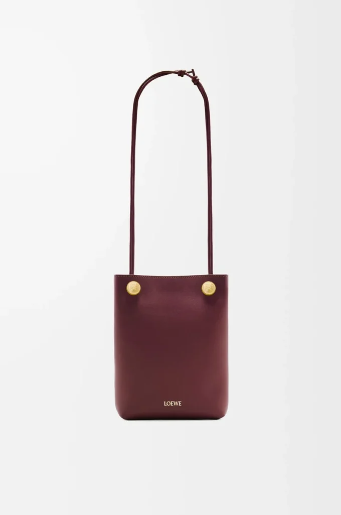 Bolsa Pebble en piel de becerro lisa Dark Burgundy Bolsa Pebble en piel de becerro lisa Dark Burgundy