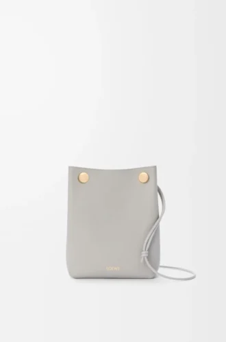 Bolsa Pebble en piel de becerro lisa gris concha