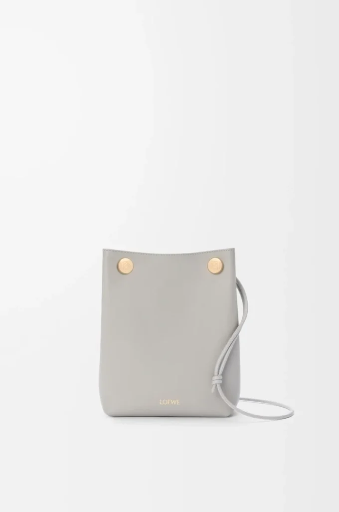 Bolsa Pebble en piel de becerro lisa gris concha Bolsa Pebble en piel de becerro lisa gris concha