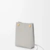 Bolsa Pebble en piel de becerro lisa gris concha Bolsa Pebble en piel de becerro lisa gris concha