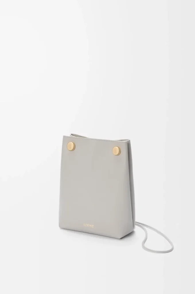 Bolsa Pebble en piel de becerro lisa gris concha Bolsa Pebble en piel de becerro lisa gris concha