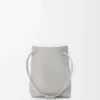 Bolsa Pebble en piel de becerro lisa gris concha Bolsa Pebble en piel de becerro lisa gris concha