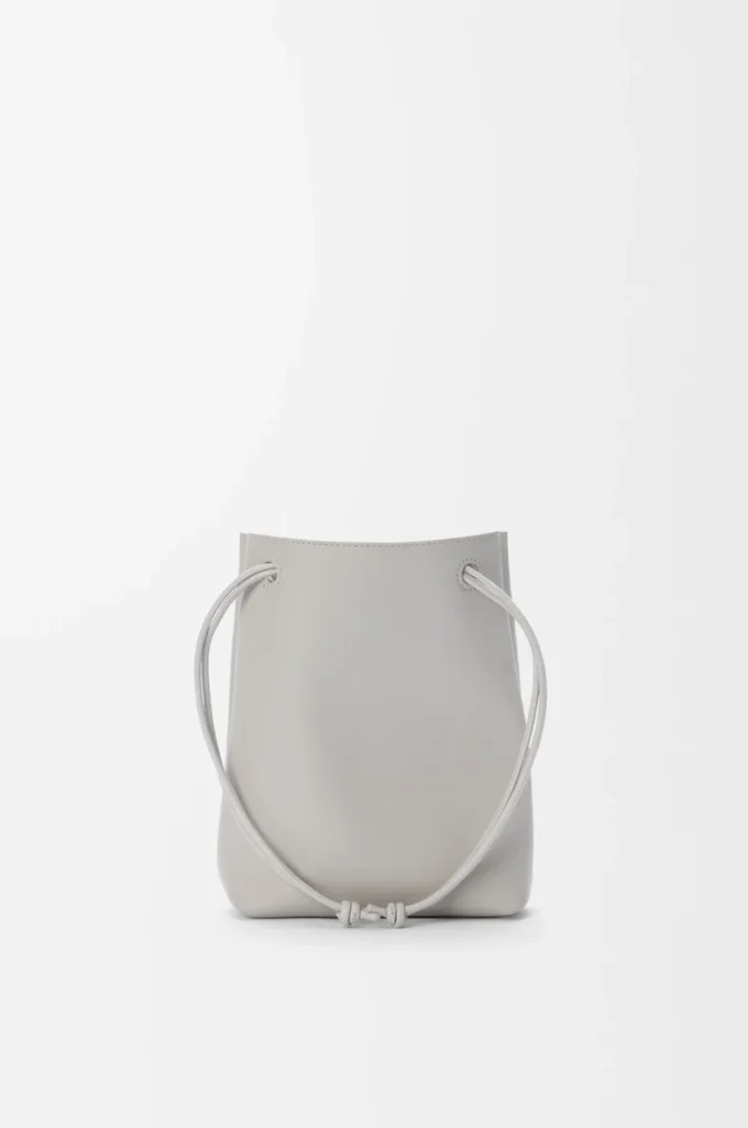 Bolsa Pebble en piel de becerro lisa gris concha Bolsa Pebble en piel de becerro lisa gris concha