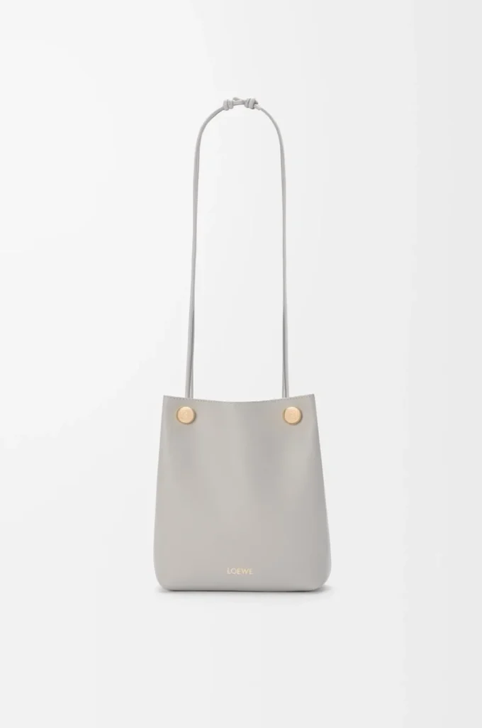Bolsa Pebble en piel de becerro lisa gris concha Bolsa Pebble en piel de becerro lisa gris concha