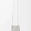 Bolsa Pebble en piel de becerro lisa gris concha Bolsa Pebble en piel de becerro lisa gris concha