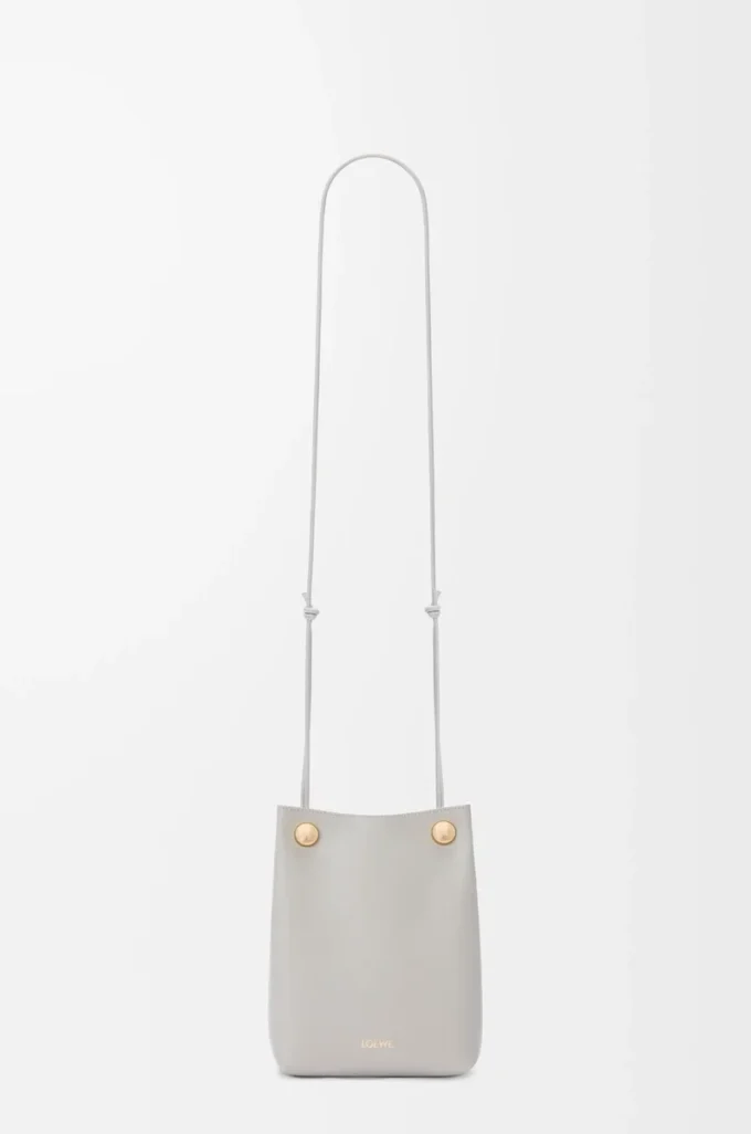 Bolsa Pebble en piel de becerro lisa gris concha Bolsa Pebble en piel de becerro lisa gris concha