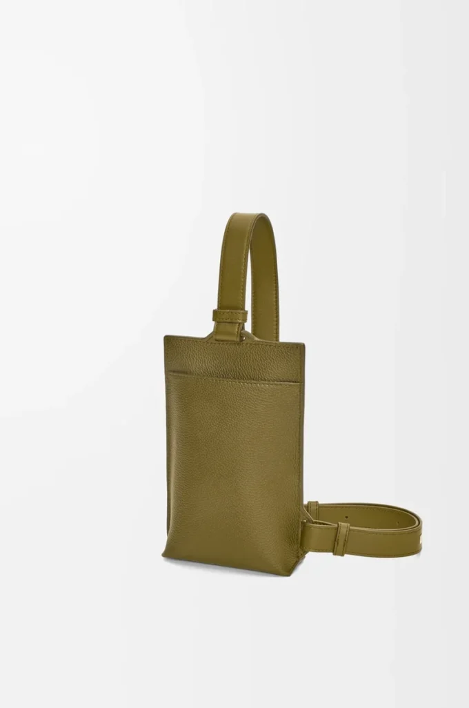 Bolsillo vertical en forma de T en suave piel de becerro granulada Oliva Bolsillo vertical en forma de T en suave piel de becerro granulada Oliva