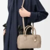 Bolso Amazona 23 en piel de becerro granulada suave Color arena Bolso Amazona 23 en piel de becerro granulada suave Color arena