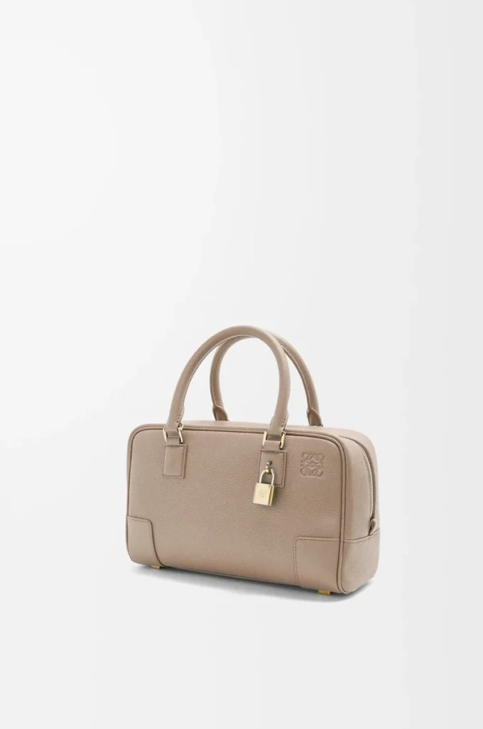 Bolso Amazona 23 en piel de becerro granulada suave Color arena Bolso Amazona 23 en piel de becerro granulada suave Color arena
