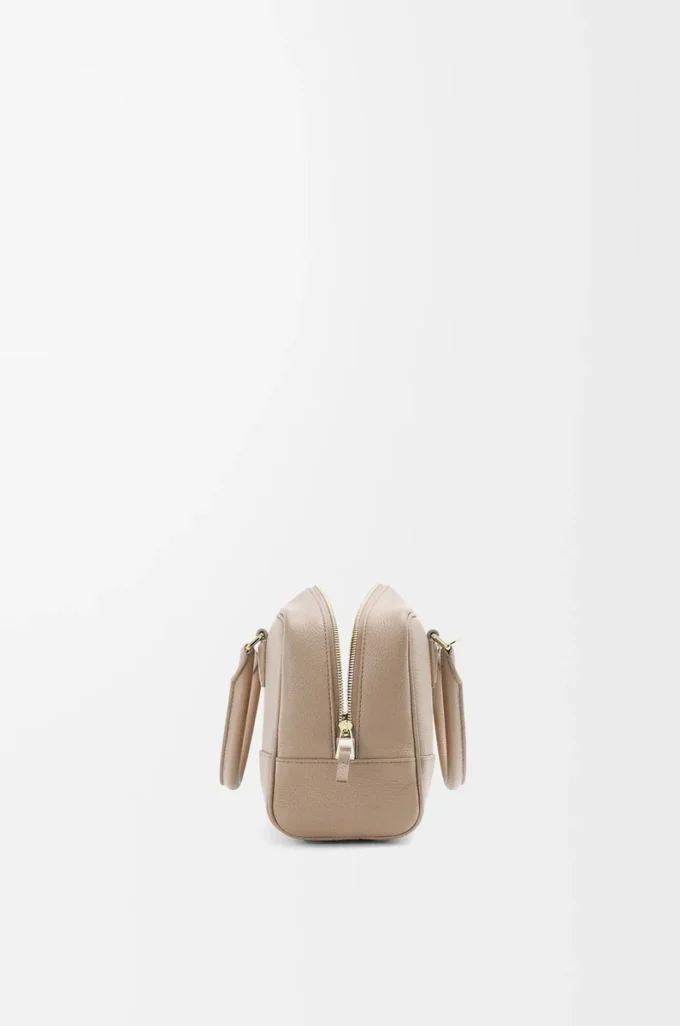 Bolso Amazona 23 en piel de becerro granulada suave Color arena Bolso Amazona 23 en piel de becerro granulada suave Color arena