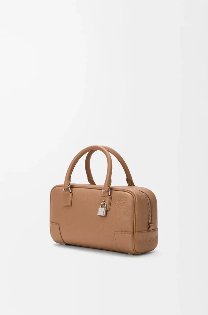 Bolso Amazona 23 en piel de becerro granulada suave color moca Bolso Amazona 23 en piel de becerro granulada suave color moca
