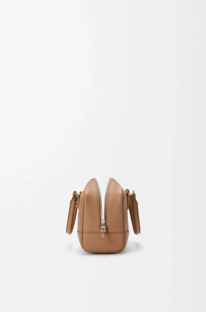 Bolso Amazona 23 en piel de becerro granulada suave color moca Bolso Amazona 23 en piel de becerro granulada suave color moca