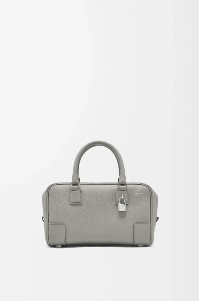 Bolso Amazona 23 en piel de becerro granulada suave gris perla Bolso Amazona 23 en piel de becerro granulada suave gris perla