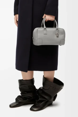 Bolso Amazona 23 en piel de becerro granulada suave gris perla