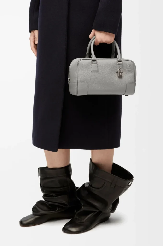 Bolso Amazona 23 en piel de becerro granulada suave gris perla Bolso Amazona 23 en piel de becerro granulada suave gris perla
