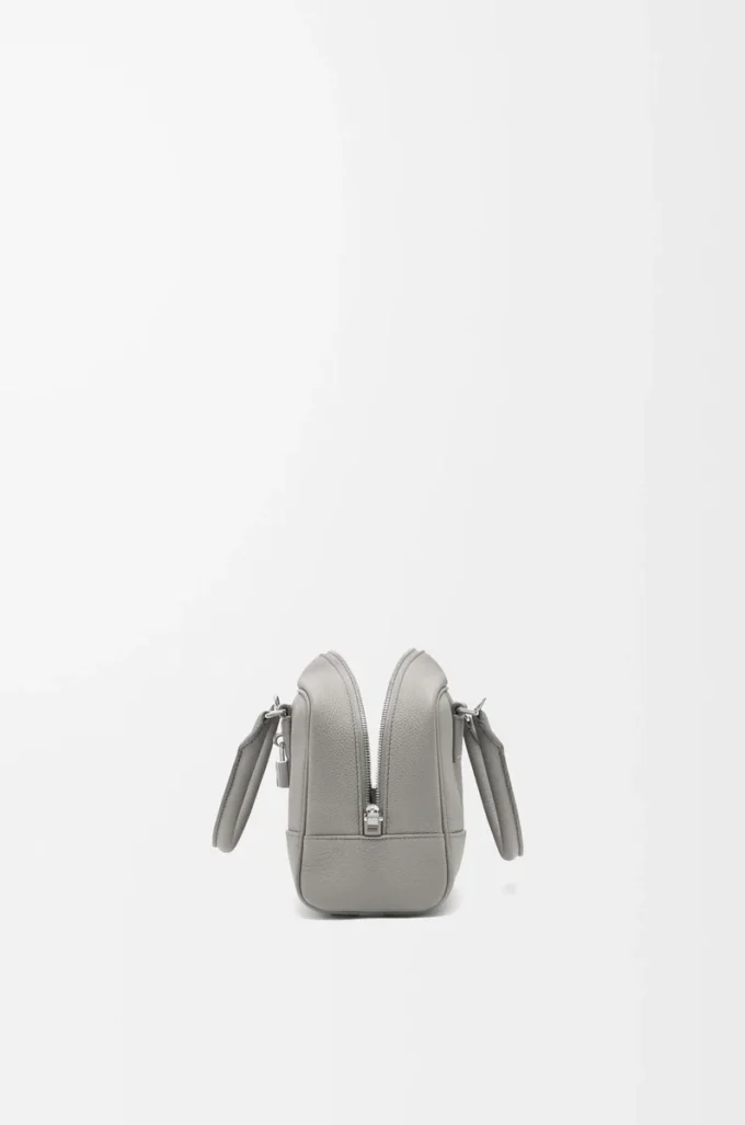 Bolso Amazona 23 en piel de becerro granulada suave gris perla Bolso Amazona 23 en piel de becerro granulada suave gris perla